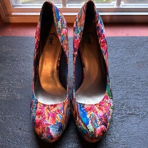 Women’s flowery stilettos, size 8 used